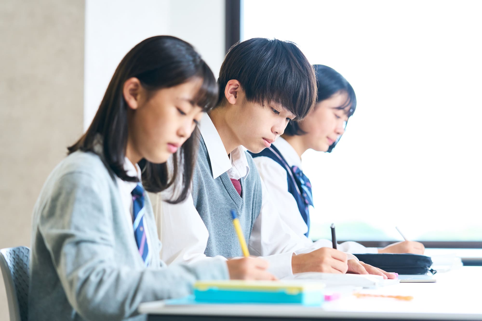 少人数制の授業で勉強をしているイメージ