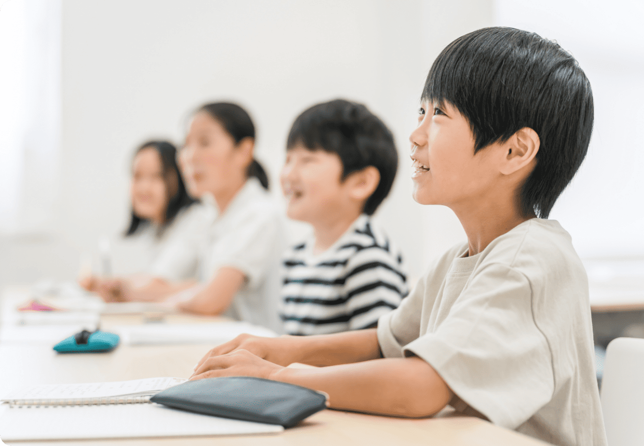 関塾の少人数制クラスで授業を受ける小学生のイメージ